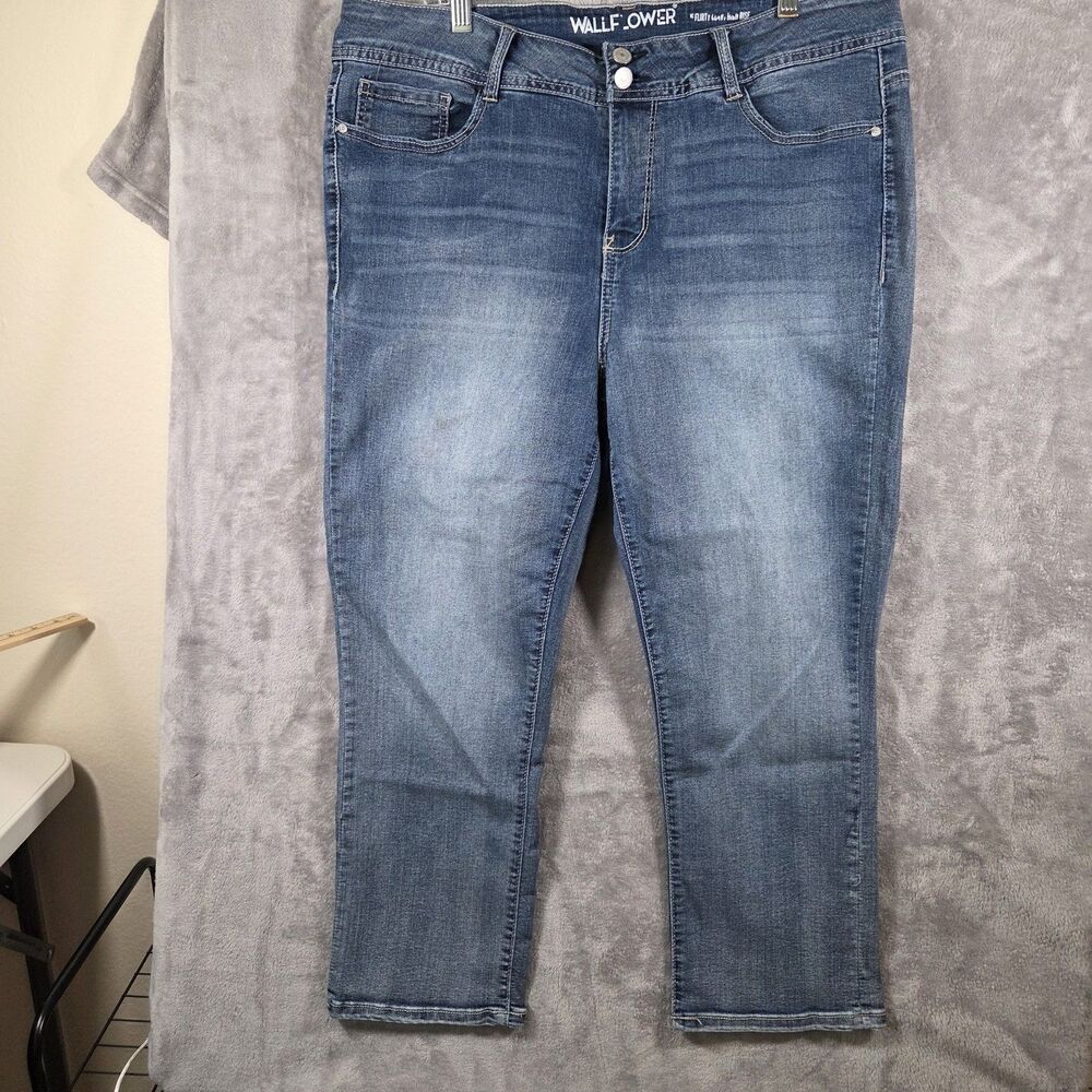 Wallflower Women's Size 18 Blue Denim Straight Leg Mid Rise Jeans Cropped